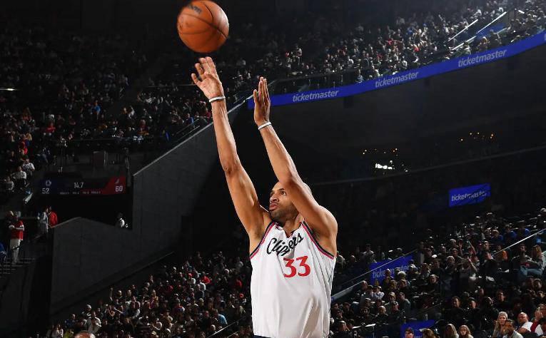 快船锋线老将巴图姆防守表现抢眼