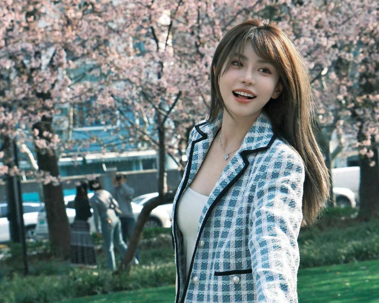 从电竞一姐到直播冠军，周淑怡凭什么靠资本力量翻盘？