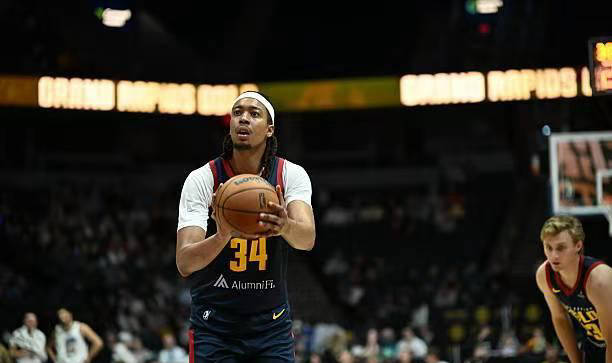 掘金二队内线铁塔爆发，两双数据引发球队关注？